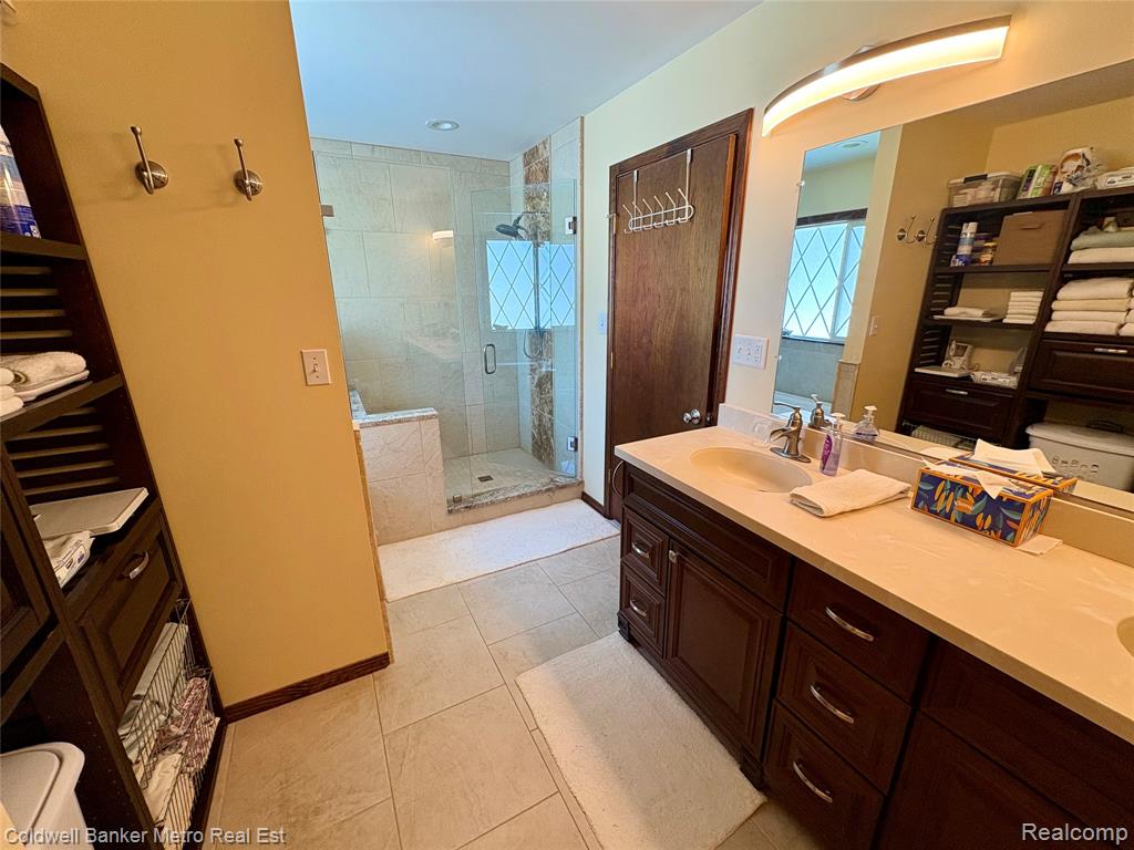 4092 Woodstock Road, Waterford, MI 48328 — Photo 44