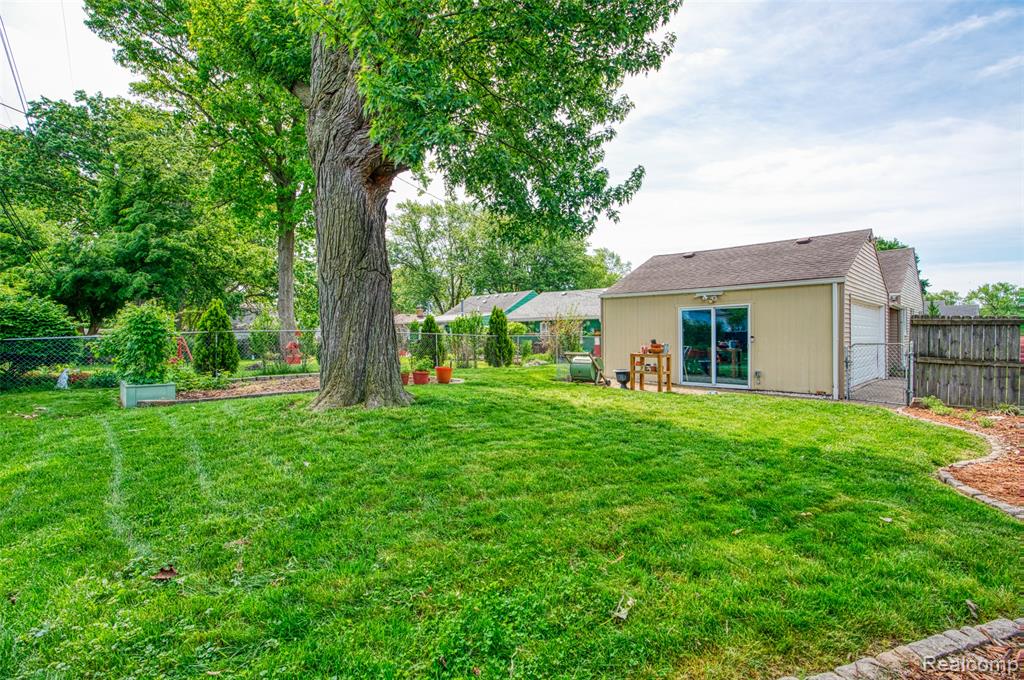 25550 Pennie Street, Dearborn Heights, MI 48125 — Photo 21