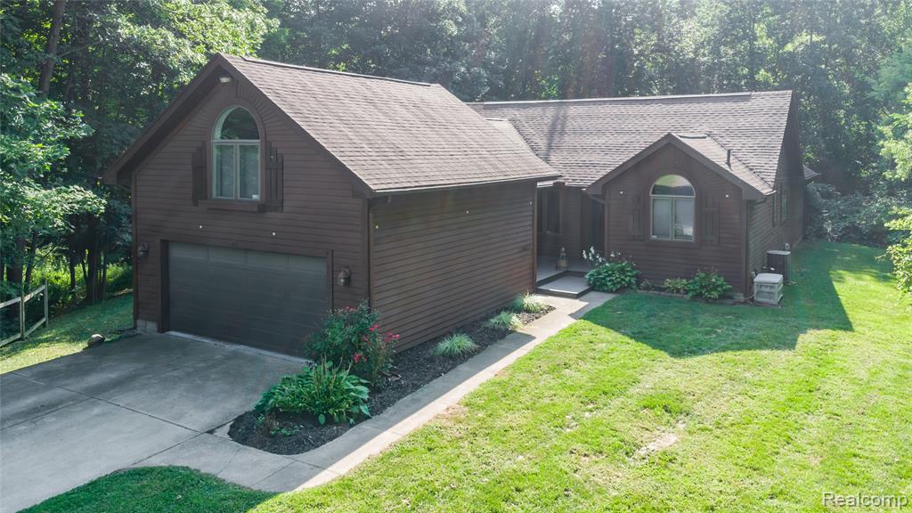5413 N McKinley Road, Flushing, MI 48433 — front exterior