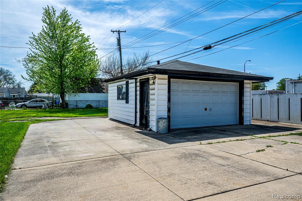 26155 Groveland Street, Madison Heights, MI 48071 — Photo 17