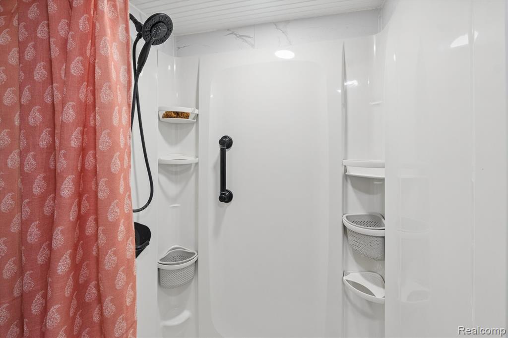 16303 Almont Road, Allenton, MI 48002 — Photo 33