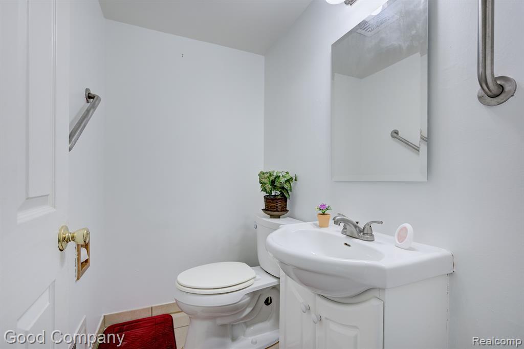 45756 KENSINGTON Street, 319, Utica, MI 48317 — Photo 12
