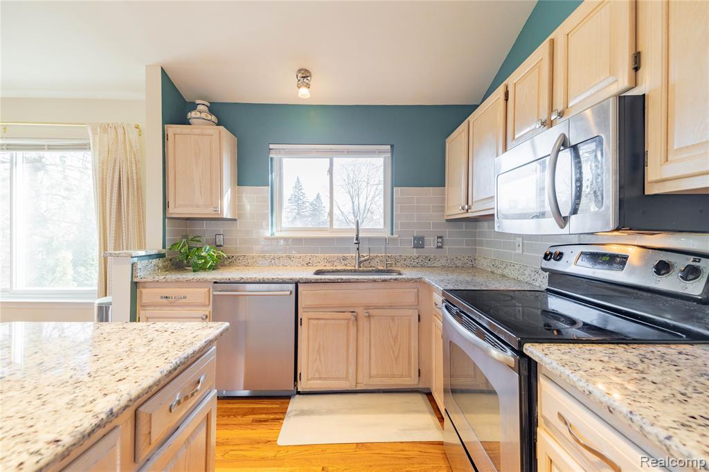 907 Huntclub Boulevard, Auburn Hills, MI 48326 — Photo 12