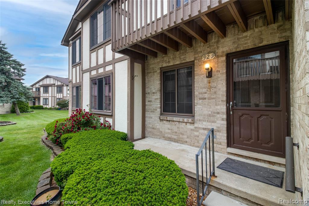 929 Country Club Drive, Saint Clair Shores, MI 48082 — Photo 19