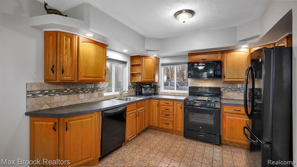 9681 LISTERIA Street, Commerce Twp, MI 48382 — Photo 15
