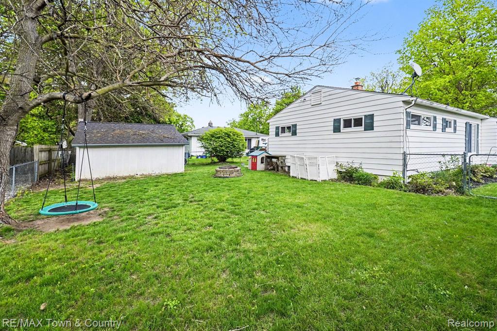 207 Labian Drive, Flushing, MI 48433 — Photo 18