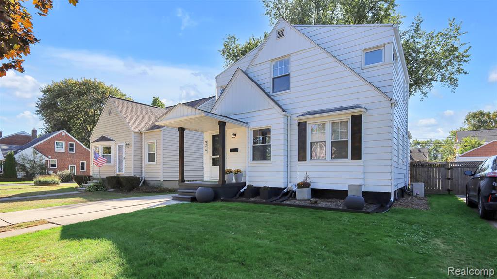 921 CAMBRIDGE Road, Berkley, MI 48072 — Photo 3