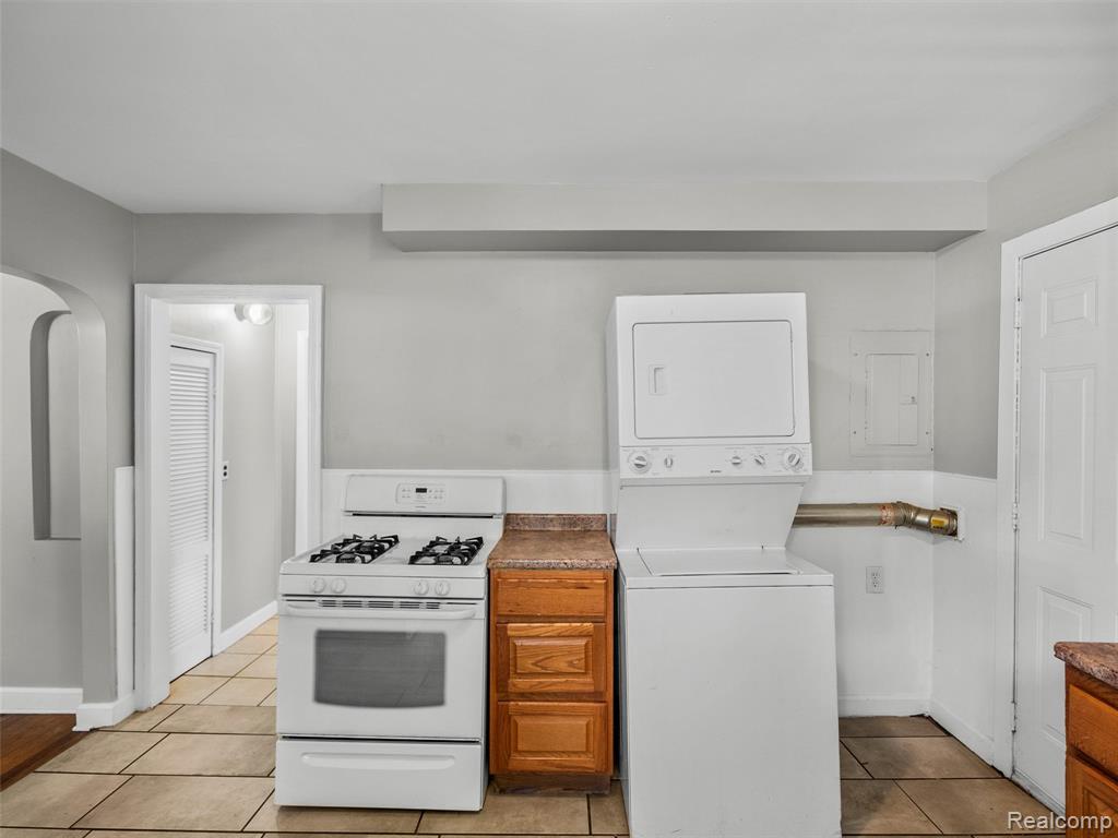 431 W Madge Avenue, Hazel Park, MI 48030 — Photo 8