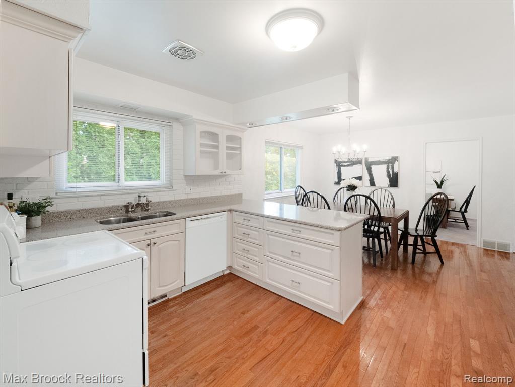 6769 Heather Heath, West Bloomfield, MI — Photo 17