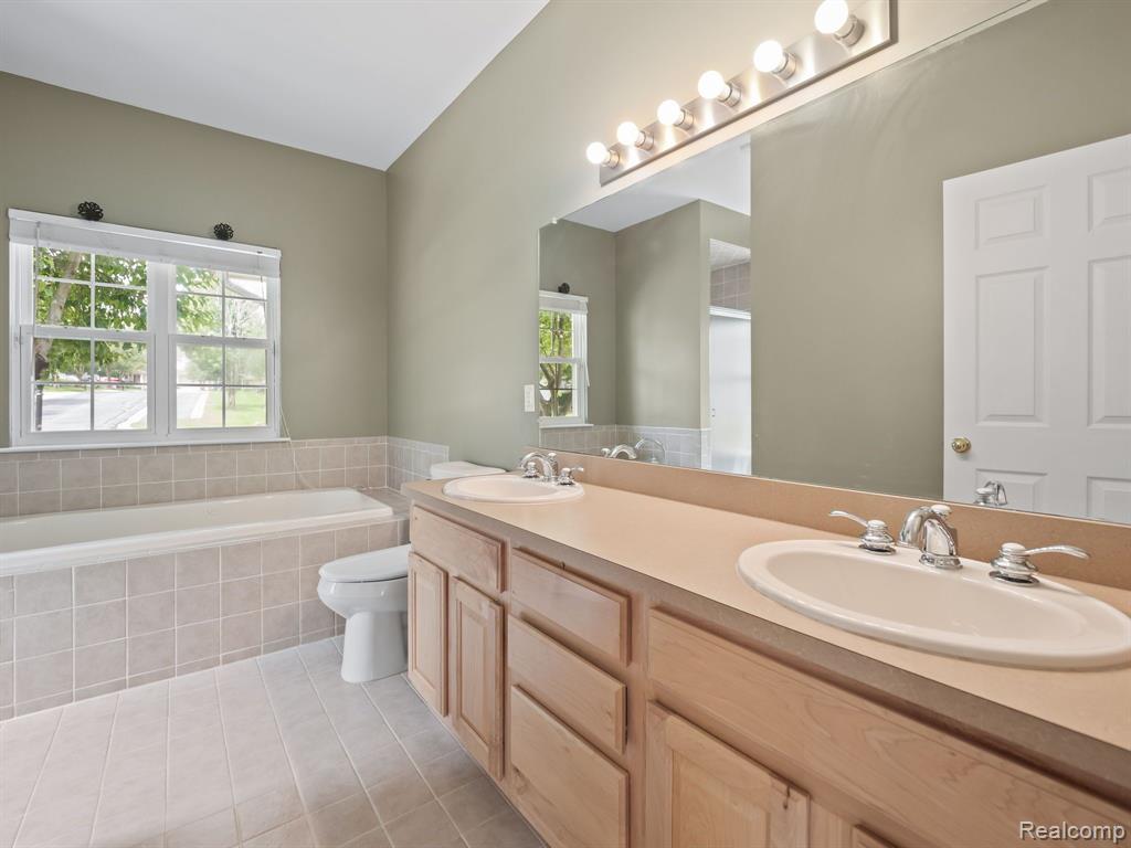 694 W BLUFF, Rochester Hills, MI 48307 — Photo 20