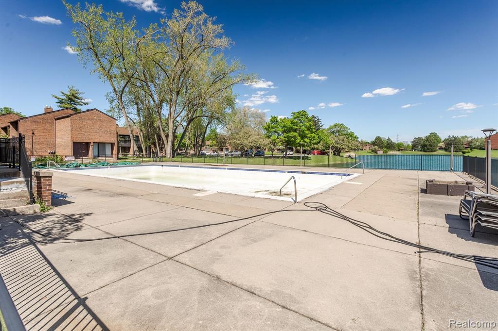 3140 LINDENWOOD Drive, Dearborn, MI 48120 — Photo 37