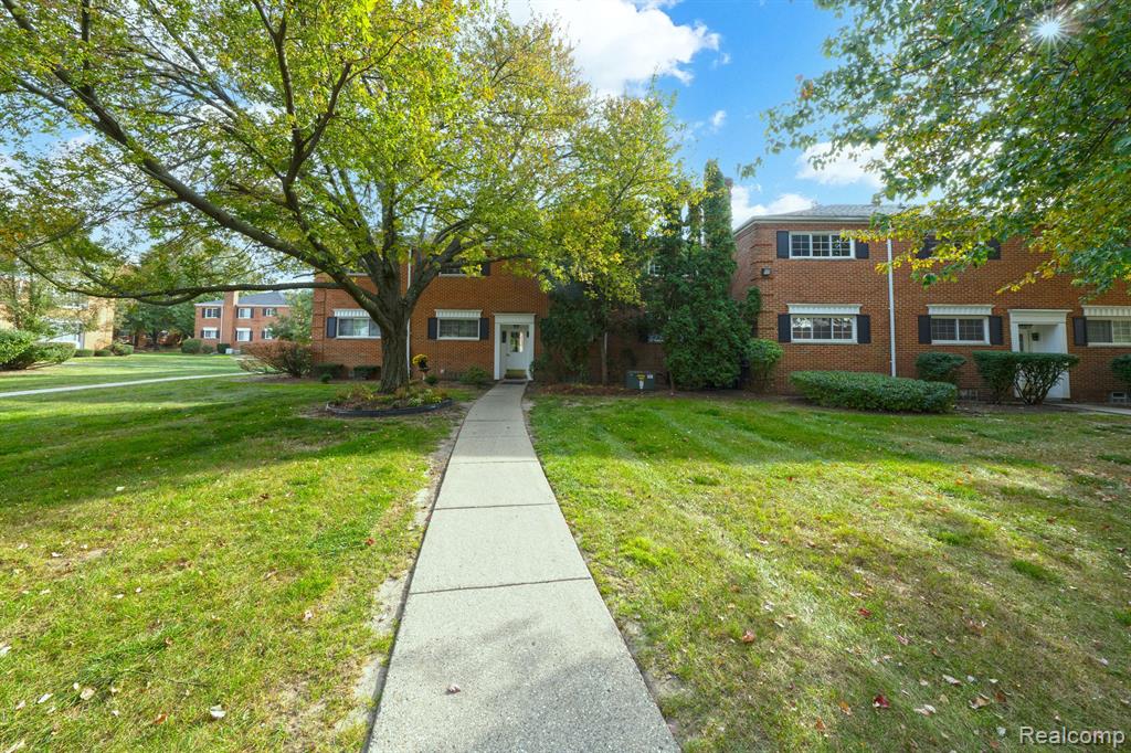 676 E FOX HILLS Drive, Bloomfield Hills, MI 48304 — Photo 2