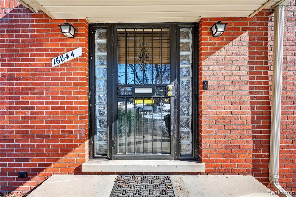16844 Shaftsbury Avenue, Detroit, MI 48219 — Photo 3