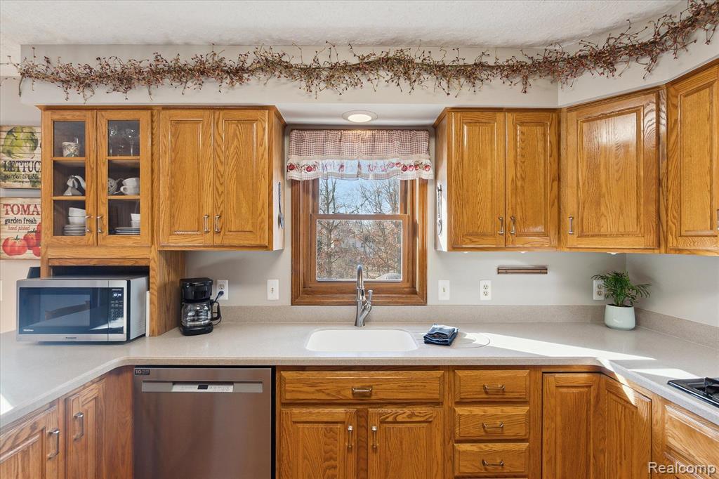 7694 THUNDER BAY Drive, Pinckney, MI 48169 — Photo 16