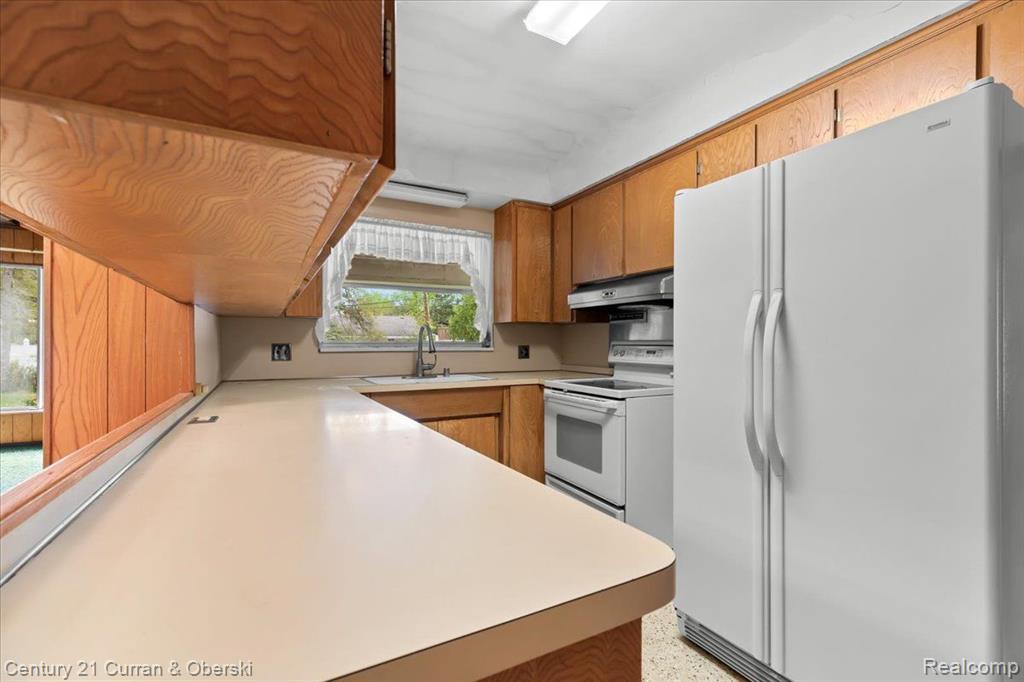 5987 CAMPUS Drive, Dearborn Heights, MI 48127 — Photo 16