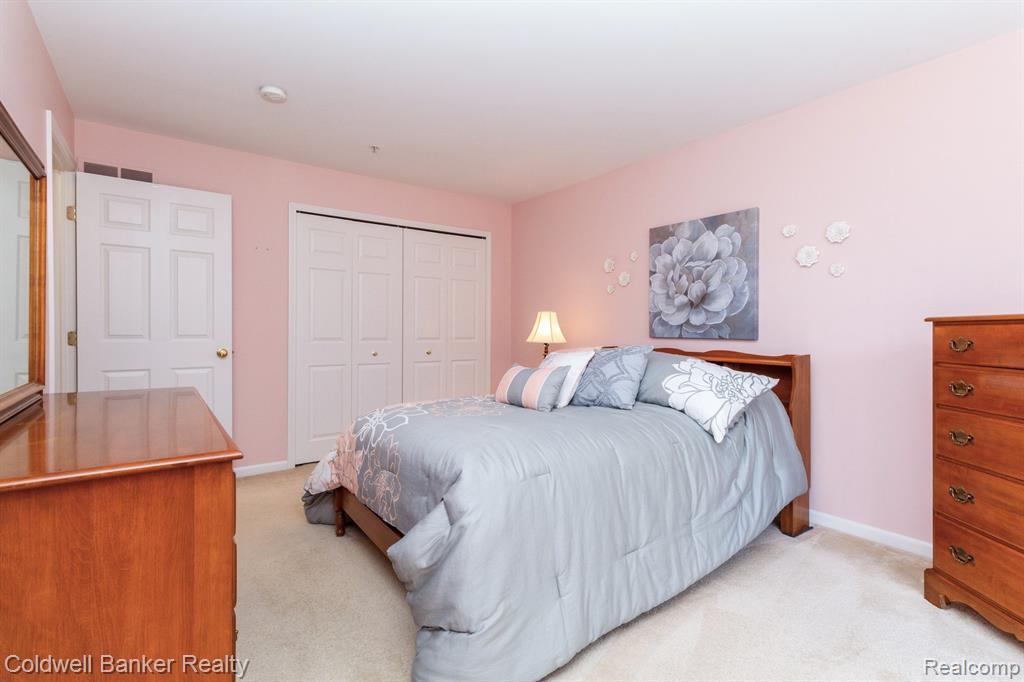 16962 FARMINGTON Road, Livonia, MI 48154 — Photo 18