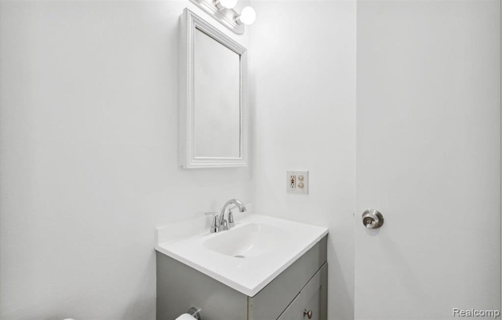641 E Fox Hills Drive, Bloomfield Hills, MI 48304 — Photo 20