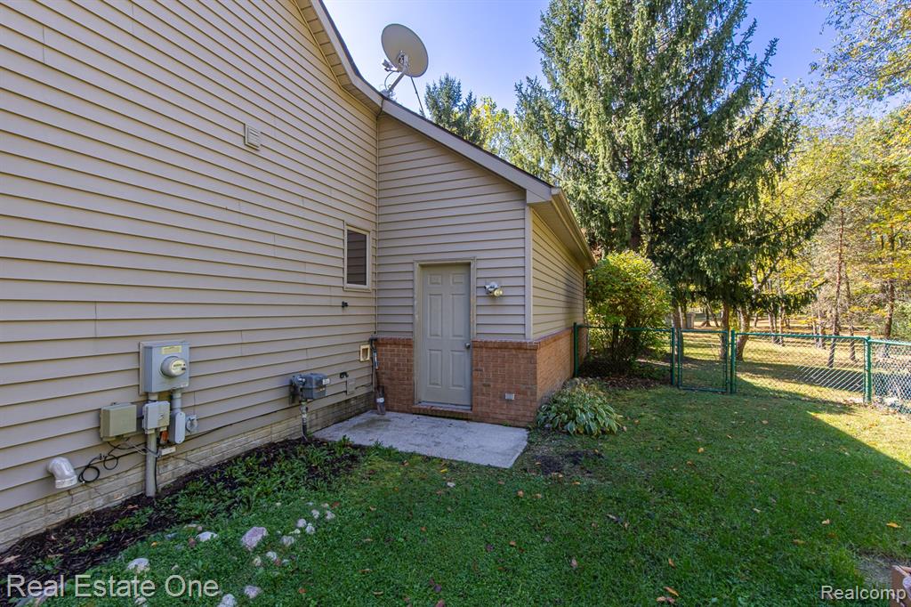5690 White Lake Road, Clarkston, MI — Photo 71