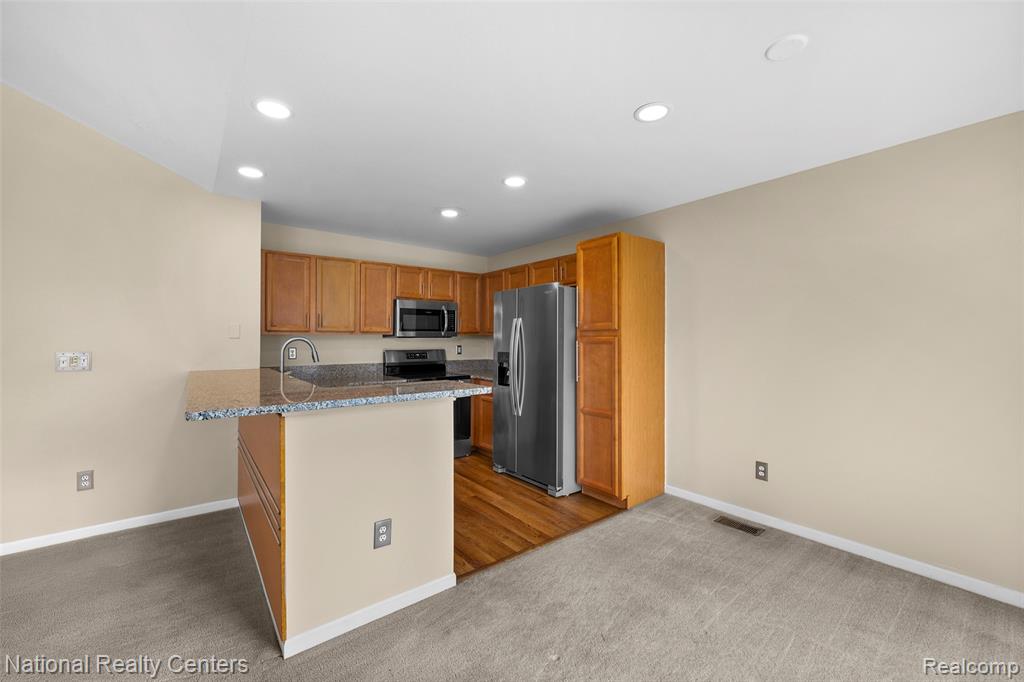 7201 Farmingdale Lane, Walled Lake, MI 48390 — Photo 11