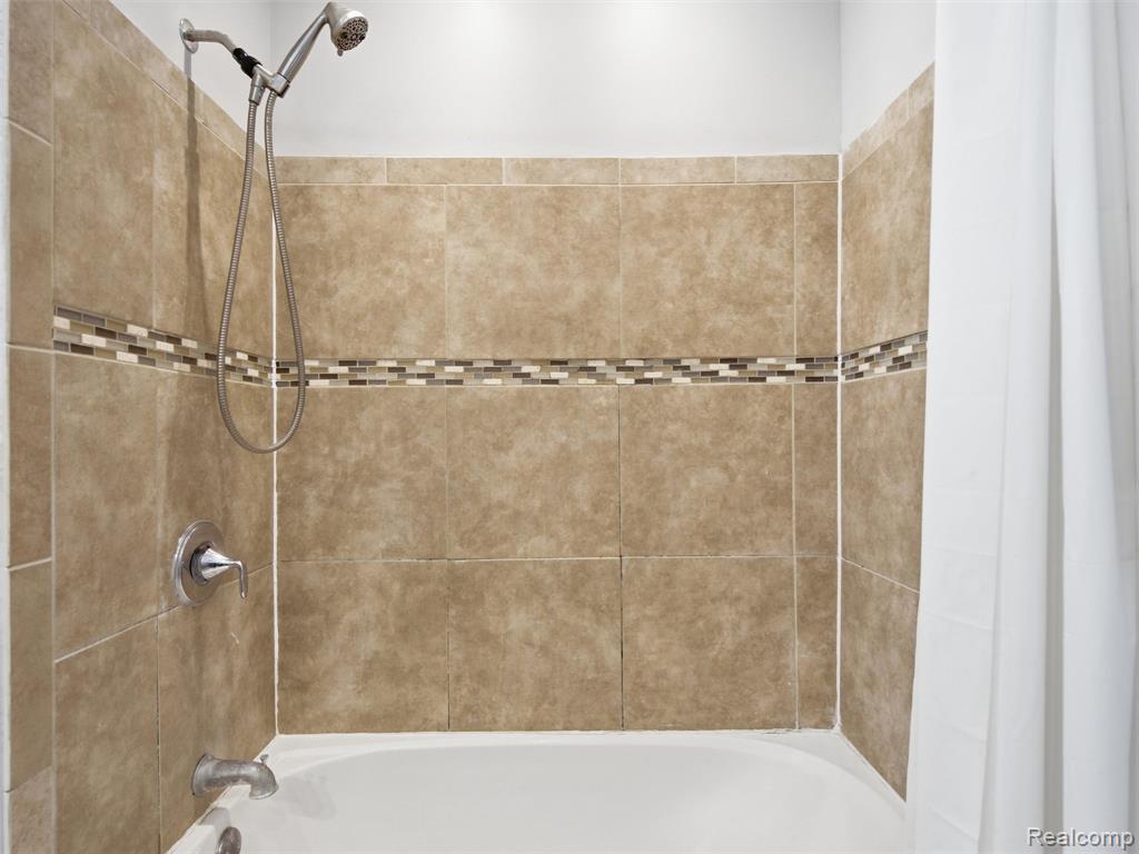 84 W End Avenue, Waterford, MI 48328 — Photo 18
