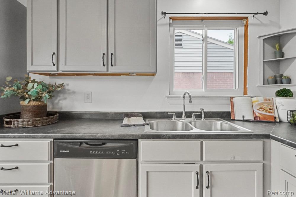 834 Forest Street, Westland, MI 48186 — Photo 9