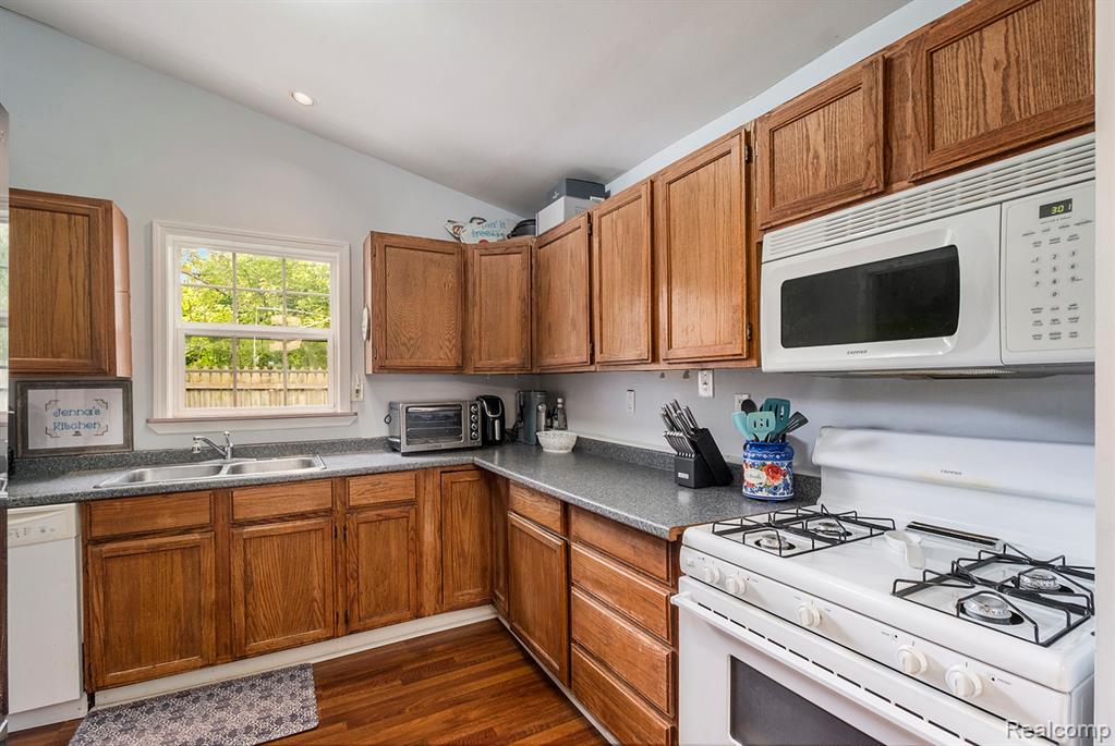 2305 Hester Court, Keego Harbor, MI 48320 — Photo 14