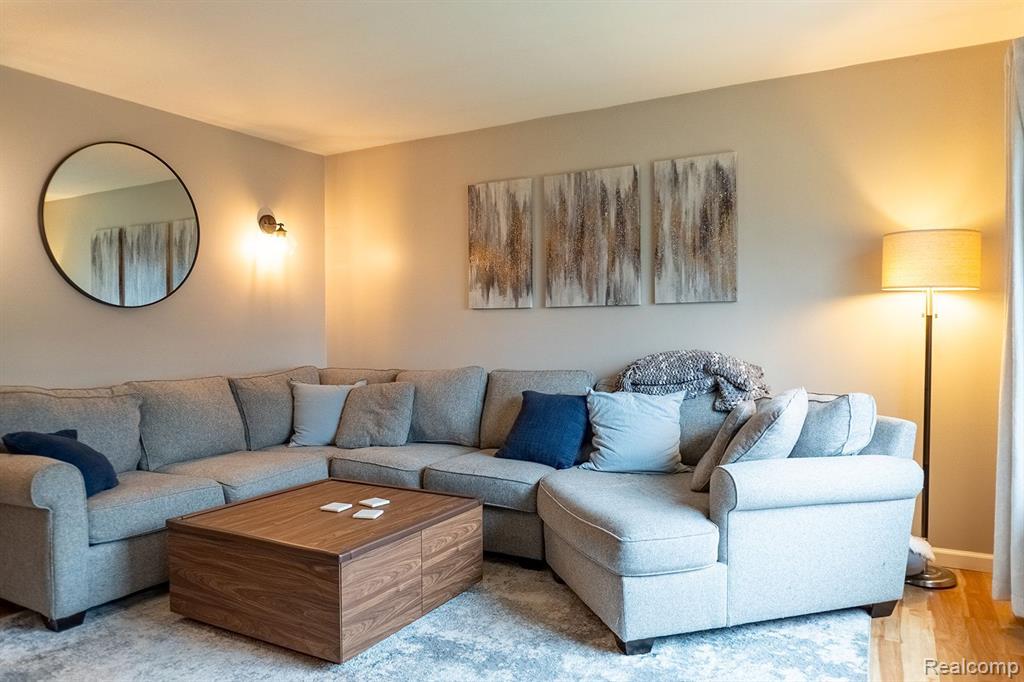 509 W PARKER Avenue, Madison Heights, MI 48071 — Photo 2