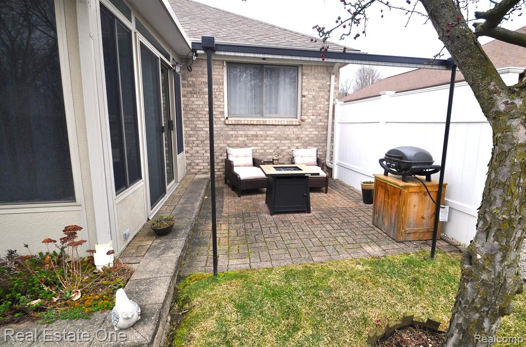 46654 SPRINGHILL Drive, Utica, MI 48317 — Photo 32