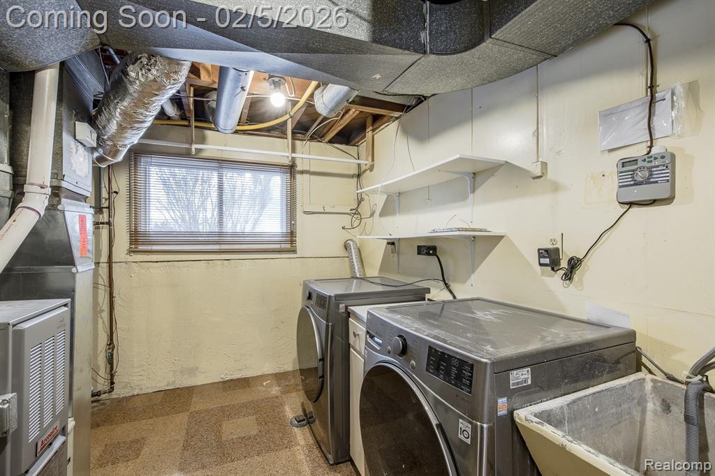 21123 Laurelwood Street, Farmington, MI 48336 — Photo 31