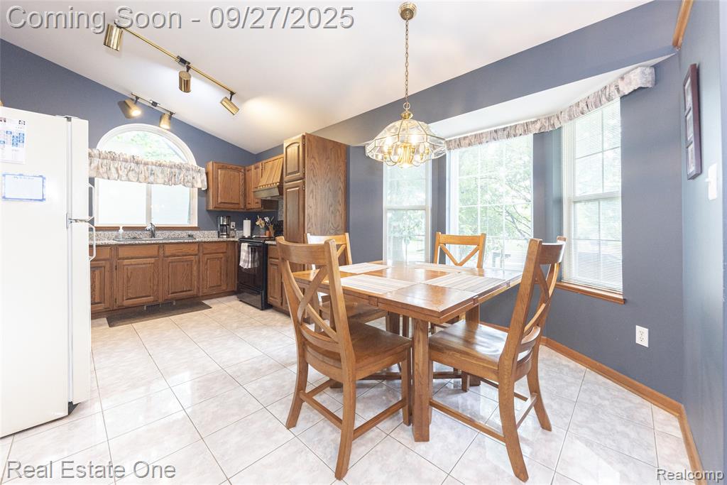 704 Grand Court, South Lyon, MI 48178 — Photo 5