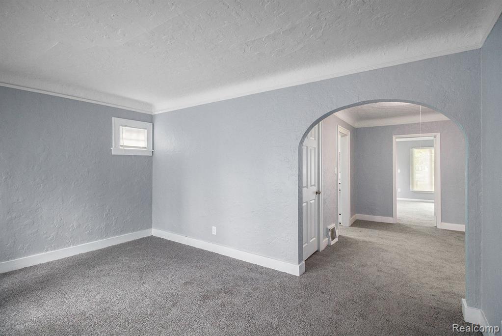 570 E KENNETT Road, Pontiac, MI 48340 — Photo 4