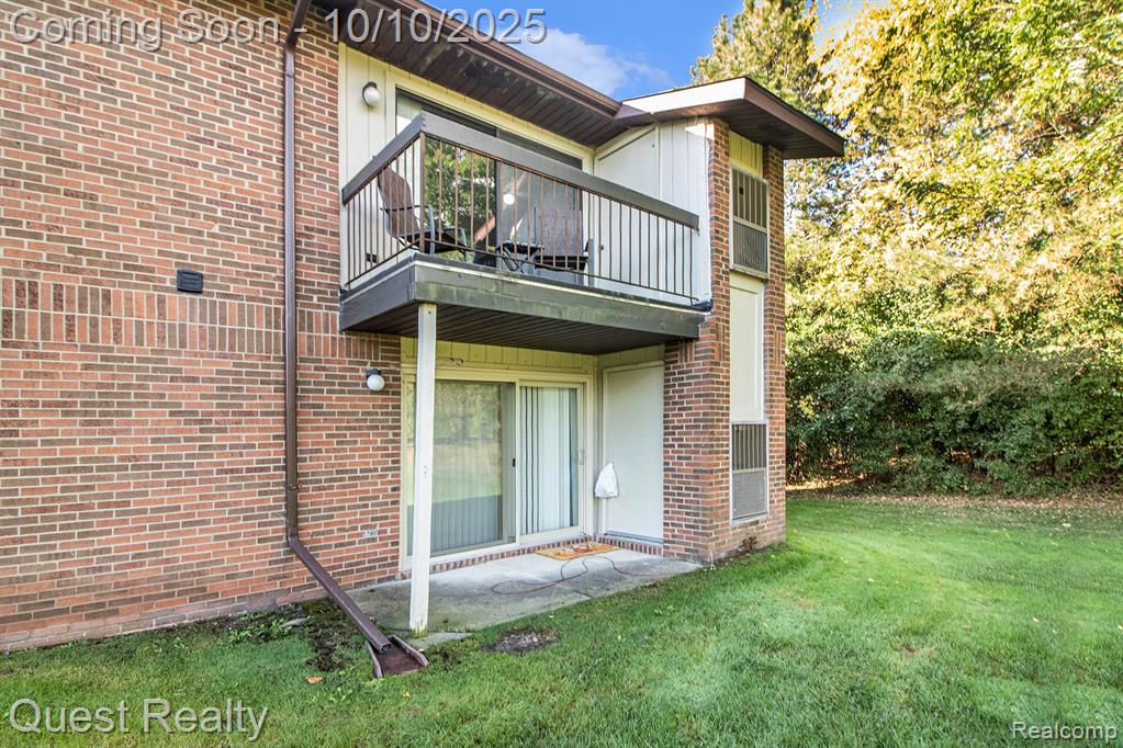 33855 Pondview Circle, Livonia, MI 48152 — Photo 16