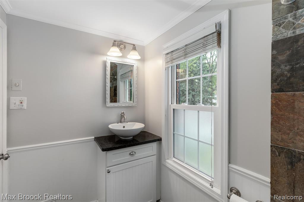 905 N Wilson Avenue, Royal Oak, MI 48067 — Photo 18
