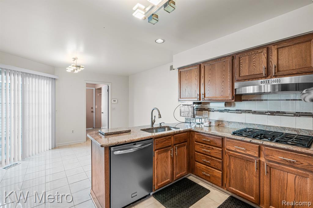 29263 W CHANTICLEER Drive, Southfield, MI 48034 — Photo 13