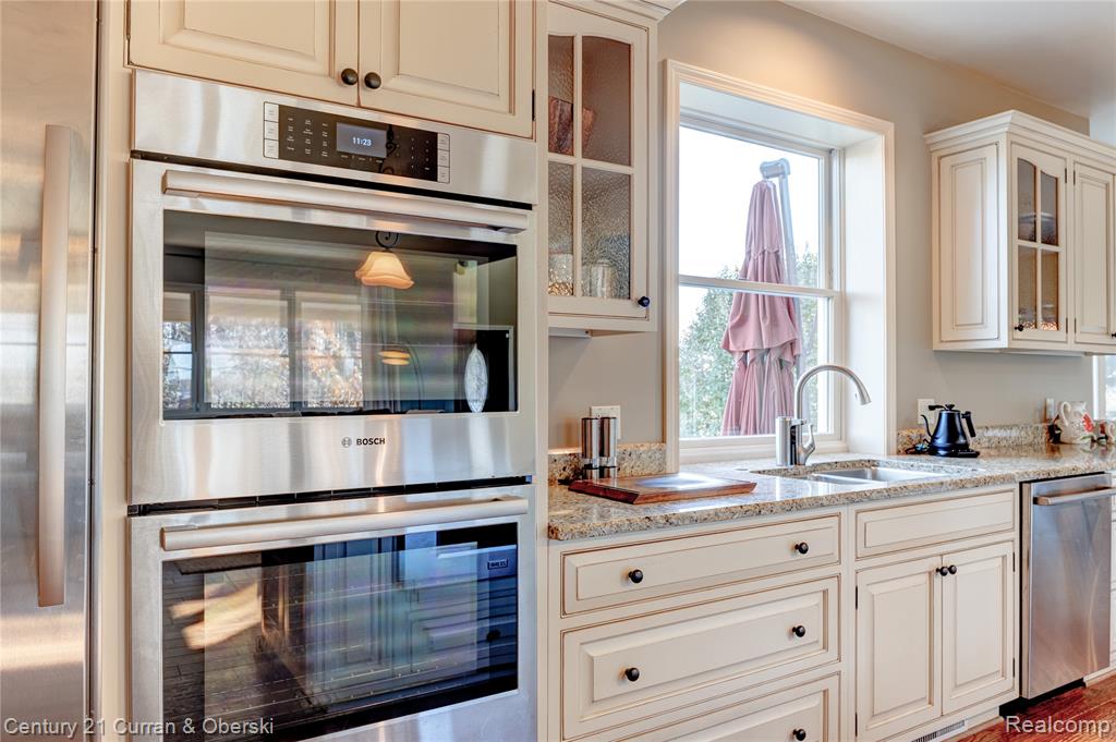 8308 Peninsular Drive, Fenton, MI 48430 — Photo 12