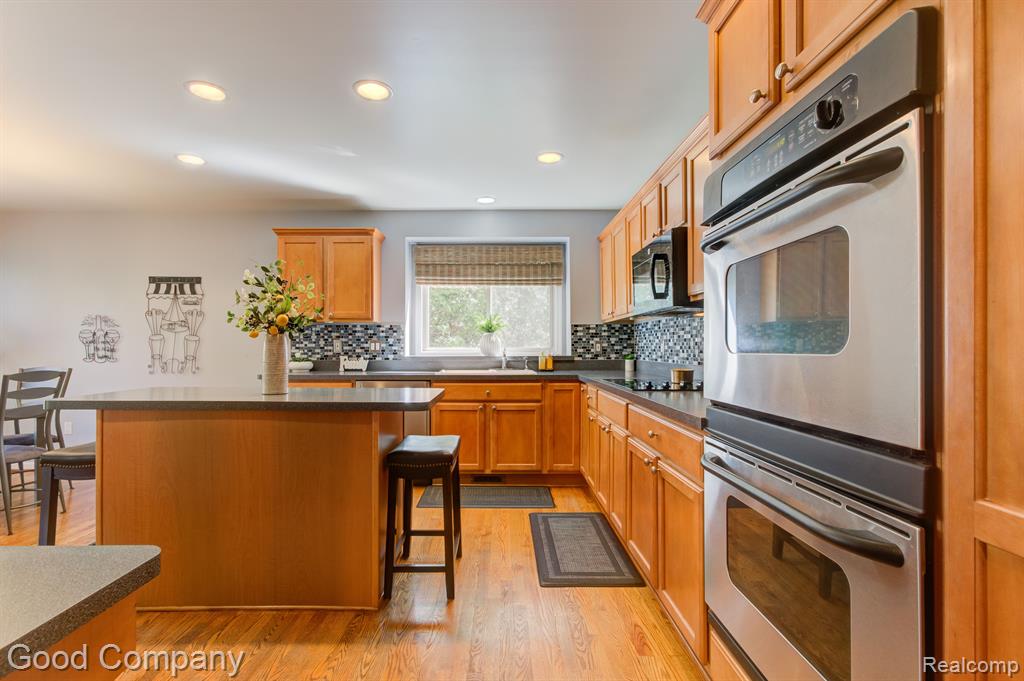 51250 W HILLS Drive, Plymouth, MI 48170 — Photo 16