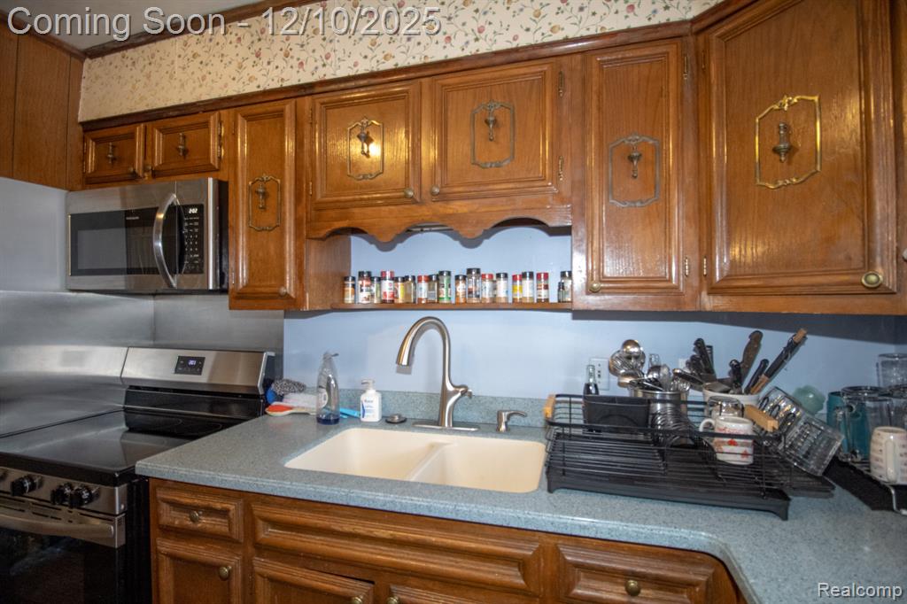 20000 Lancaster Street, Harper Woods, MI 48225 — Photo 12