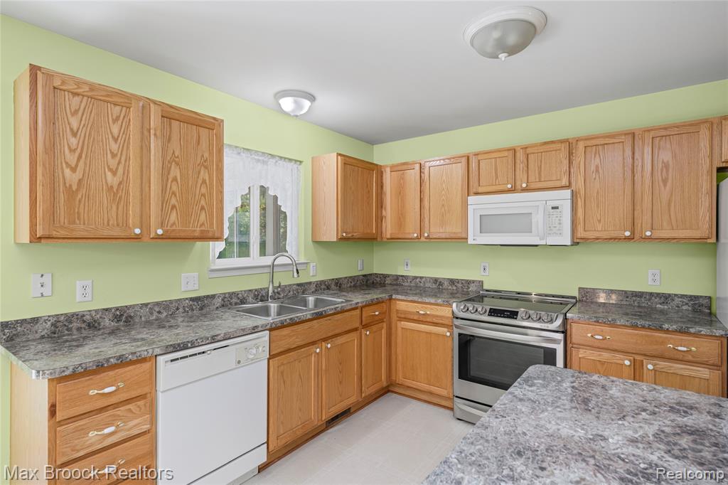 71 DONNA Court, Waterford, MI 48327 — Photo 11