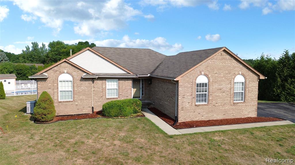 8032 Lark Lane, Grand Blanc, MI 48439