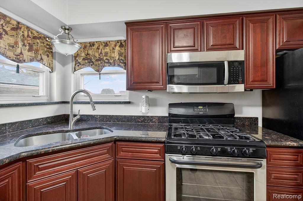 829 Chippewa Street, Mount Clemens, MI 48043 — Photo 4