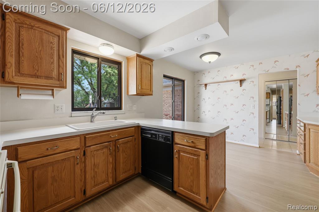 640 Longfellow Drive, Troy, MI 48085 — Photo 11