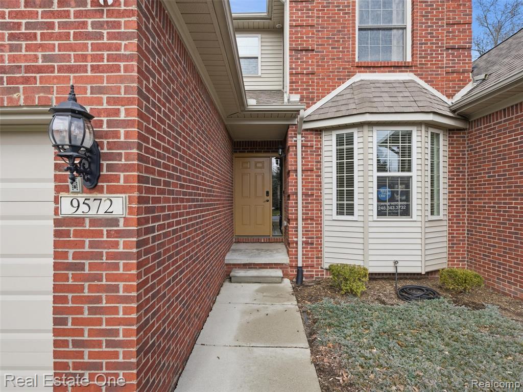 9572 Kingsway Circle, Clarkston, MI 48348 — Photo 4