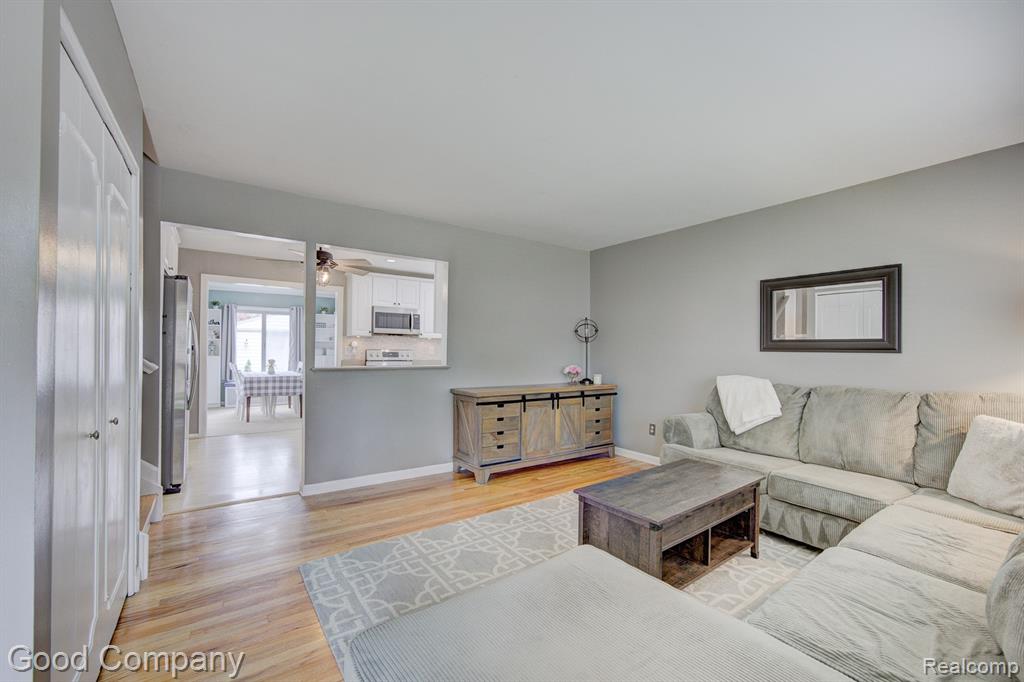 576 LANGLEY Boulevard, Clawson, MI — Photo 2