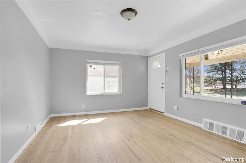 8155 VERMONT Avenue, Warren, MI 48093 — Photo 4