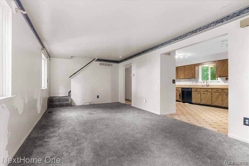 7469 LONGWORTH Drive, Brighton, MI 48116 — Photo 4