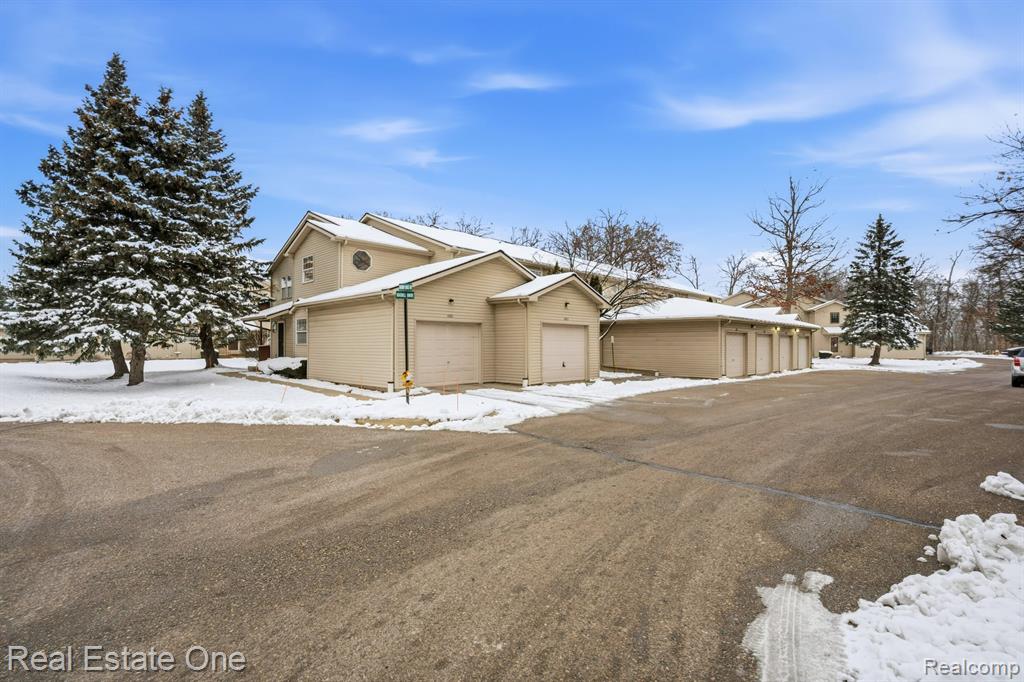 4885 Oak Hill Drive, 20, Waterford, MI 48329 — Photo 2