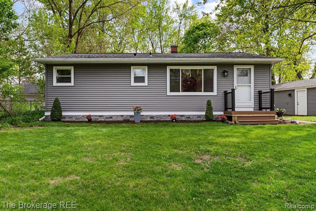 5857 BERKLEY Drive, Waterford, MI 48327 — Photo 38
