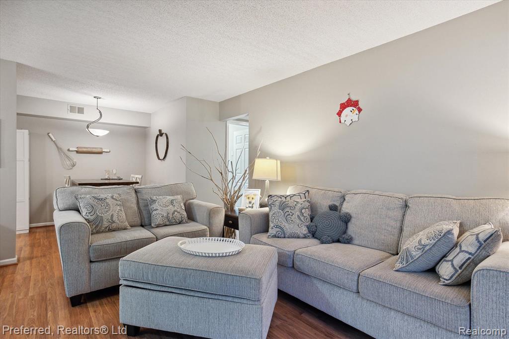 262 PINEWOOD Drive, Plymouth, MI 48170 — Photo 9
