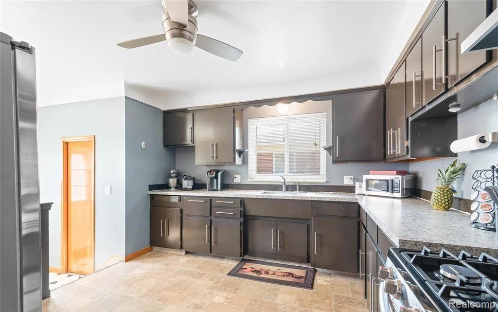 8484 BERWYN Street, Dearborn Heights, MI 48127 — Photo 10