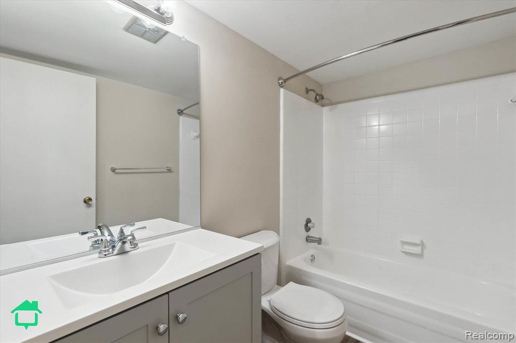 256 LAKE VILLAGE Drive, Walled Lake, MI 48390 — Photo 15